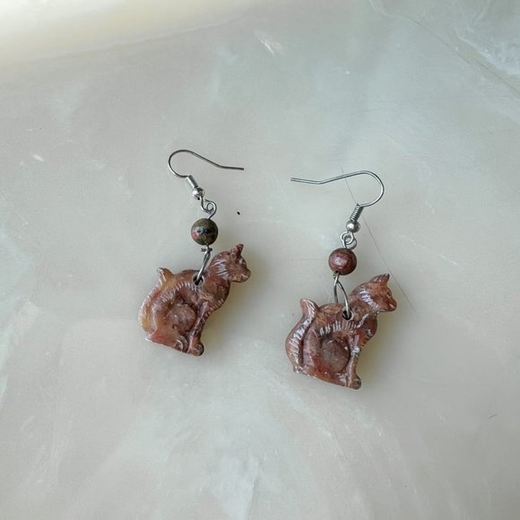 Vintage 90s Marble Stone Carved Cat Dangle Earrings - Picture 2 of 8